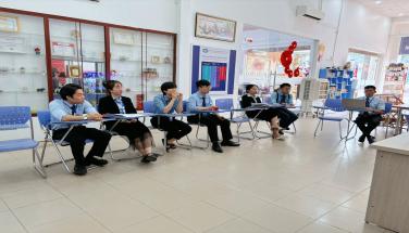 tập huấn chuyên môn giảng dạy hàng tuần với chuyên đề DẠY MẪU